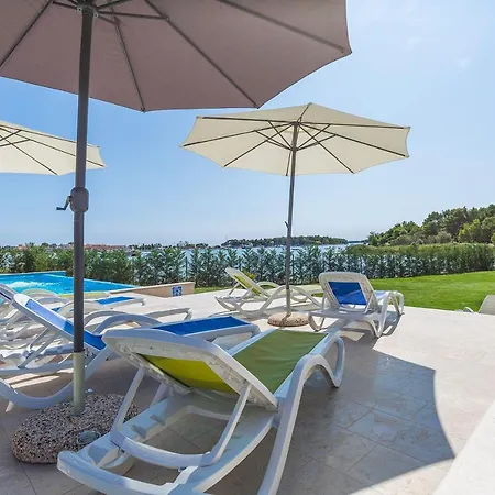 Liebenswerte Fewo Direkt Am Mit 2 Pools, Klima, Wlan, Aussendusche, Terrasse, Grill Und Parkplatz Apartmán Medulin