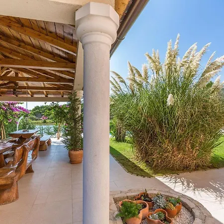 Liebenswerte Fewo Direkt Am Mit 2 Pools, Klima, Wlan, Aussendusche, Terrasse, Grill Und Parkplatz Apartmán Medulin