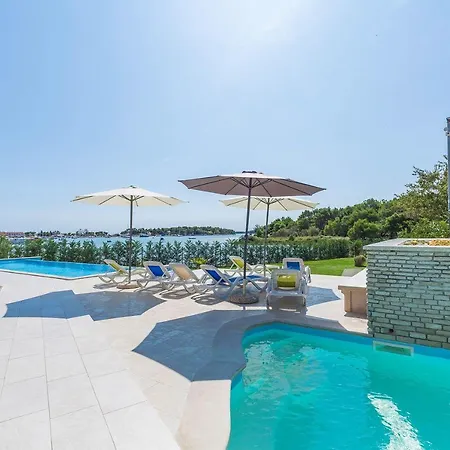 Liebenswerte Fewo Direkt Am Mit 2 Pools, Klima, Wlan, Aussendusche, Terrasse, Grill Und Parkplatz Apartmán Medulin