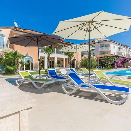 Liebenswerte Fewo Direkt Am Mit 2 Pools, Klima, Wlan, Aussendusche, Terrasse, Grill Und Parkplatz Medulin