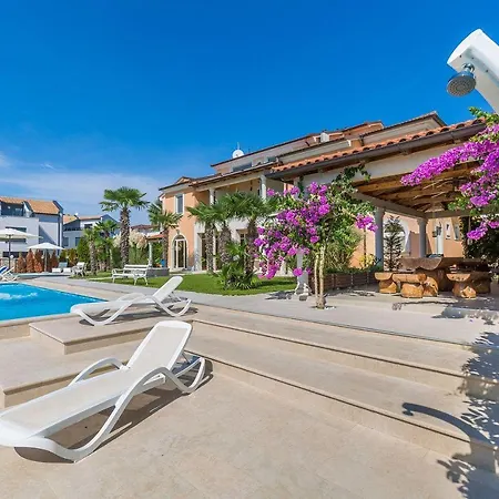 Apartmán Liebenswerte Fewo Direkt Am Mit 2 Pools, Klima, Wlan, Aussendusche, Terrasse, Grill Und Parkplatz Medulin