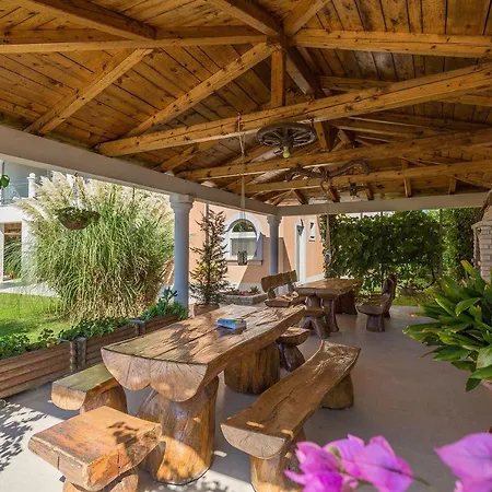 Liebenswerte Fewo Direkt Am Mit 2 Pools, Klima, Wlan, Aussendusche, Terrasse, Grill Und Parkplatz Medulin