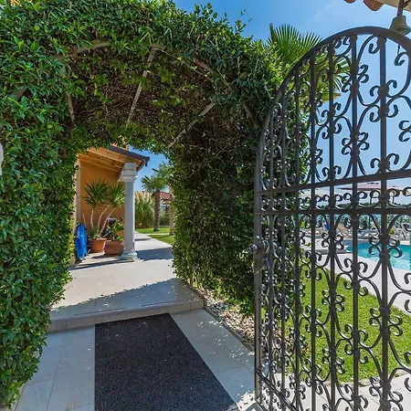 Liebenswerte Fewo Direkt Am Mit 2 Pools, Klima, Wlan, Aussendusche, Terrasse, Grill Und Parkplatz Apartmán